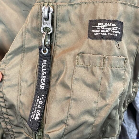 Pull&Bear military green Bomber Jacket. Medium - Picture 8 of 10